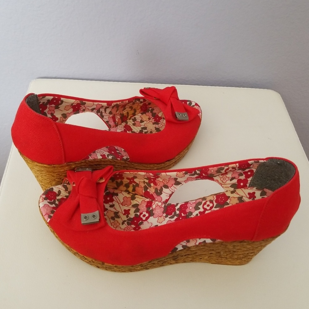 Red platforms - Picture 4 of 4